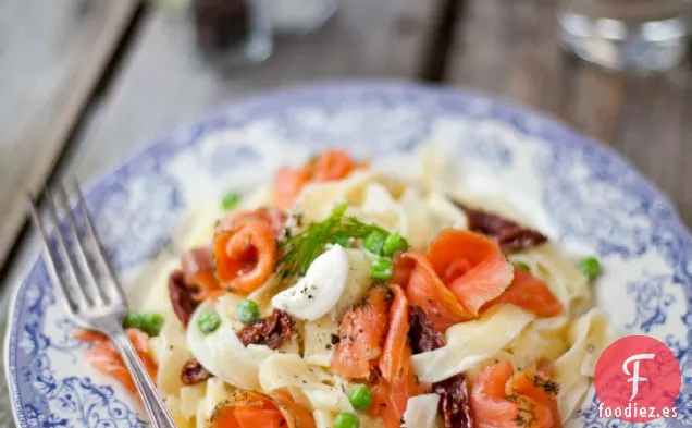 Tagliatelle Cremoso De Salmón Con Guisantes De Jardín Y Tomates Secos
