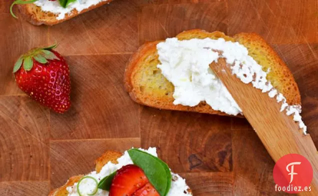 Crostini Con Brotes De Guisantes Y Fresas