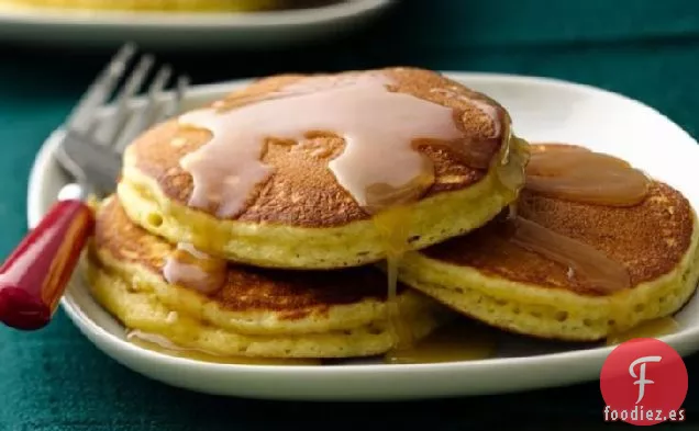 Tortitas de Ponche de Huevo con Llovizna de Ron de Mantequilla de Arce