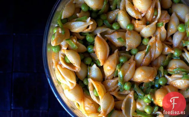 Ensalada De Pasta De Guisantes De Verano Y Pimiento Rojo Asado
