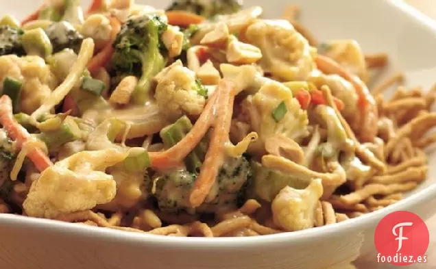 Verduras en Salsa de Maní con Fideos