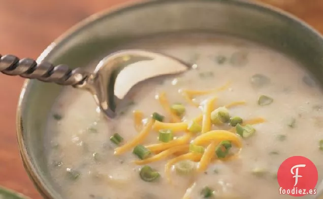 Sopa de Patata Rústica con Queso Cheddar y Cebollas Verdes