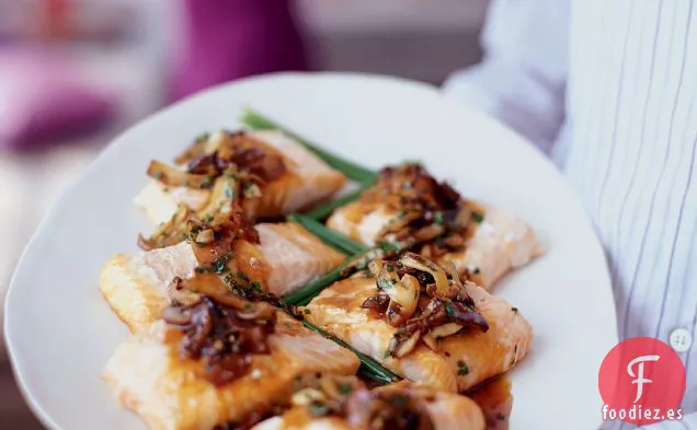 Salmón Asado con Tocino y Salsa de Ostras con Champiñones