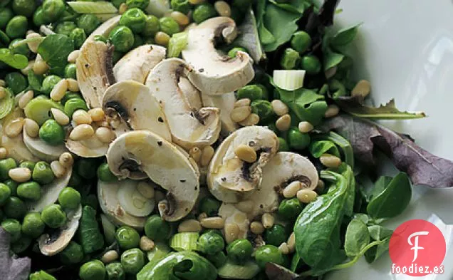 Setas Blancas, Guisantes Y Hojas Mixtas