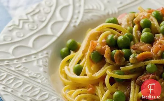 Pasta Con Tomates, Tocino Y Guisantes En Salsa De Crema Inglesa