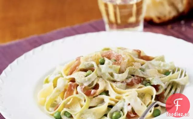 Fettuccine Alfredo con Guisantes y Jamón