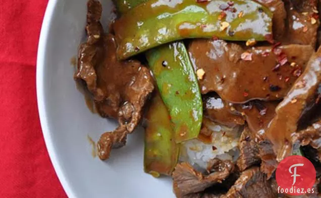 Carne De Ternera De Hierro Plano Con Guisantes De Nieve