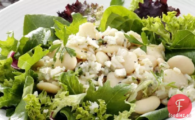 Elegantes Frijoles y Arroz Sobre Verduras