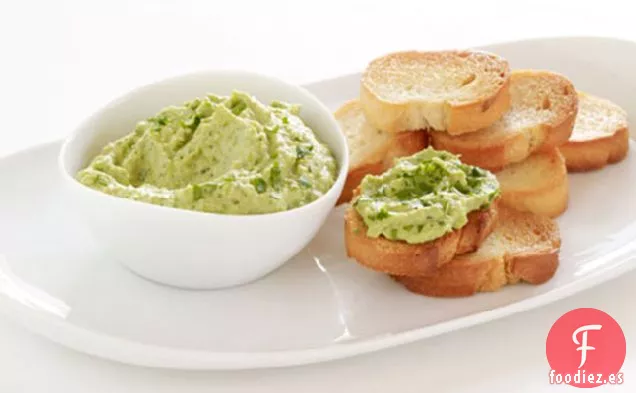 Crostini De Hummus De Guisante Fresco Con Guarnición De Zarcillos De Guisantes