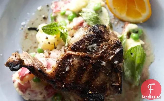 Huesos De Cordero A La Parrilla Con Papas Y Guisantes Rotos