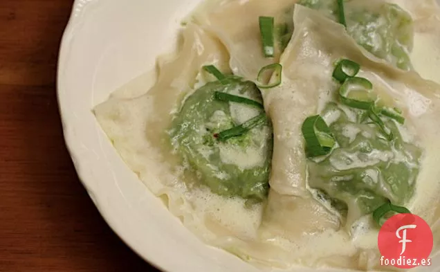 Raviolis De Guisantes Dulces Con Salsa De Crema De Cebolleta