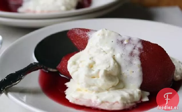 Peras Escalfadas con Granada y Crema Batida de Mascarpone de Naranja y Jengibre