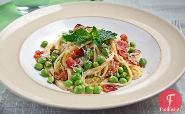 Espaguetis alla Carbonara con guisantes