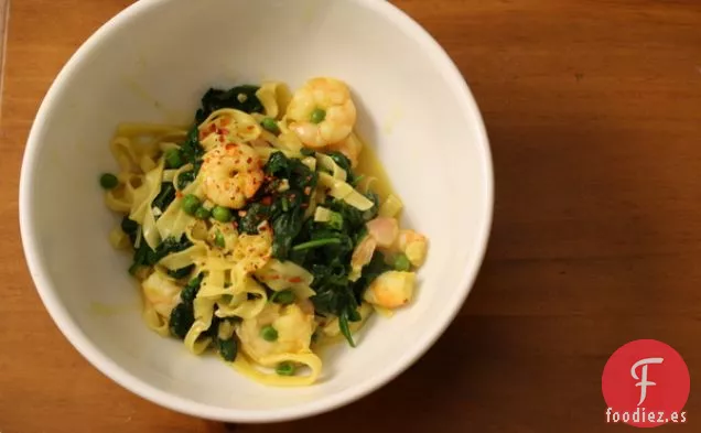 Pasta De Huevo Con Azafrán, Camarones Y Guisantes
