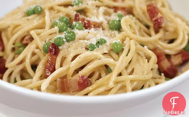 Espaguetis Carbonara con Guisantes Verdes