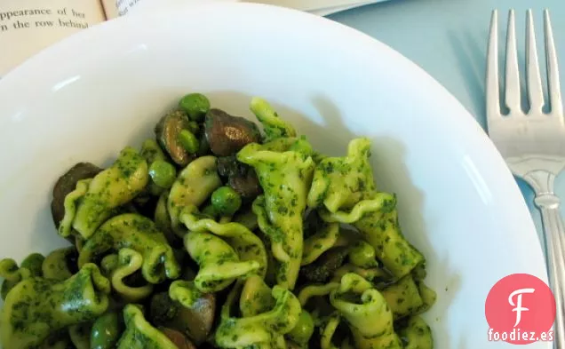 Pasta Al Pesto De Espinacas Con Guisantes Frescos Y Champiñones