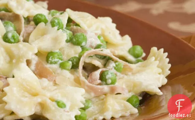 Farfalle con Jamón y Guisantes Verdes