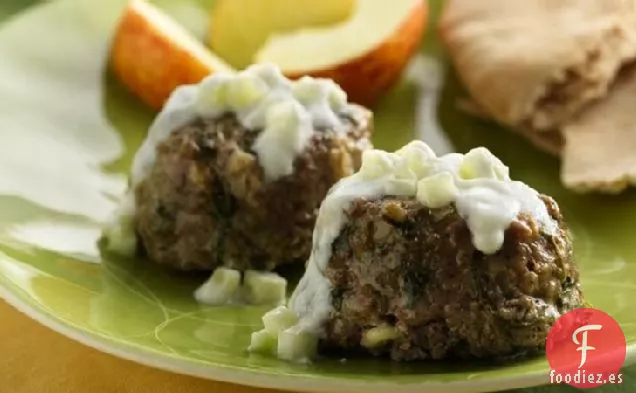 Mini Panes de Carne Griega con Salsa Tzatziki