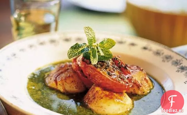 Vieiras Chamuscadas en Caldo de Menta con Guisantes y Tomates Asados