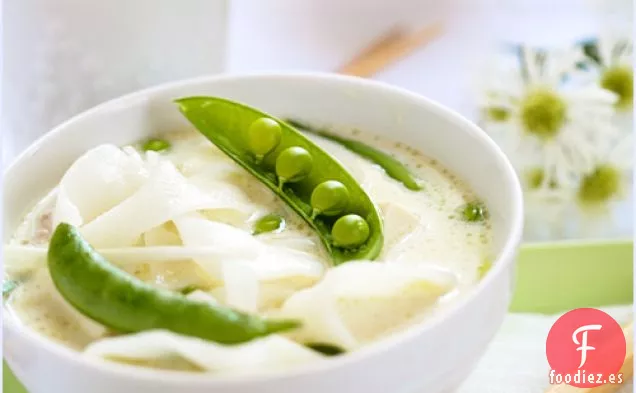 Sopa De Fideos De Arroz, Con Cerdo, Guisantes De Azúcar A Presión Y Tofu
