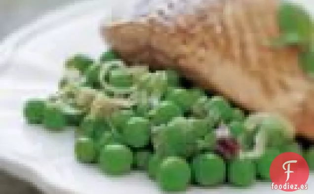 Estofado Rápido De Guisantes De Primavera Con Brotes De Cebolla Roja