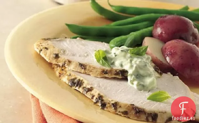 Pechuga de Pavo con Pinchos de Ajo de Cocción Lenta con Mayonesa de Albahaca Fresca