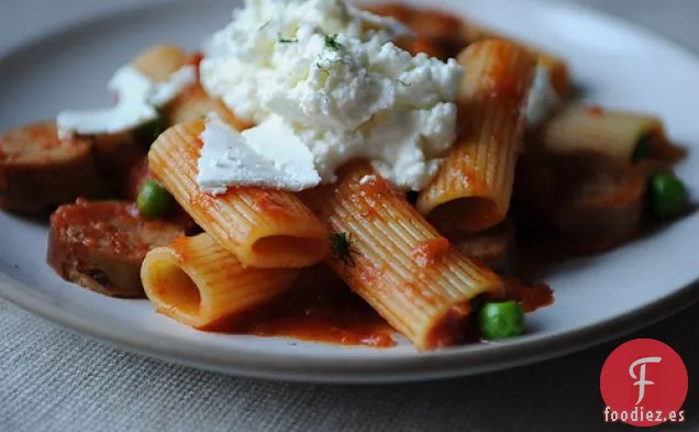 Rigatoni Con Salchicha, Guisantes Y Ricotta Fresca