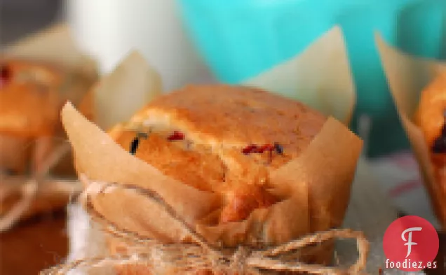 Muffins de Bayas Mixtas en Envoltorios de Papel Pergamino