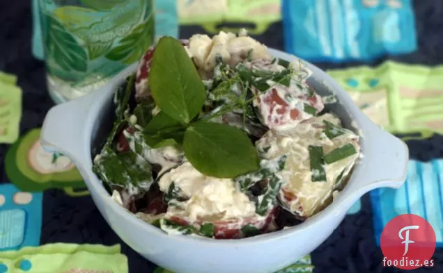 Ensalada de Patatas con Brotes de Guisantes de Cebollino y Ajo Gorgonzola