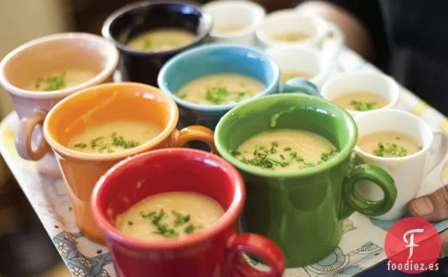 Sopa de Frijoles Blancos con Aceite de Cebollino