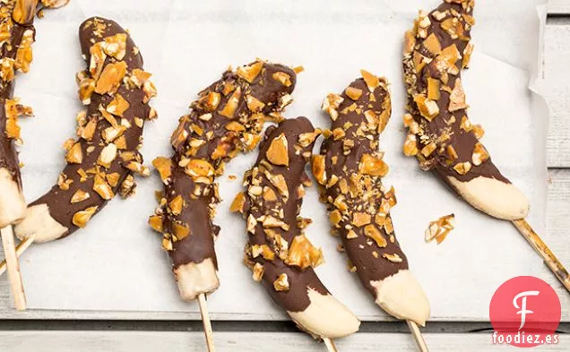 Bananas Congeladas Bañadas en Chocolate con Maní Quebradizo