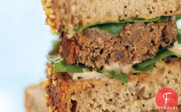 Pan de Carne, Rúcula para Bebés y Aderezo Ruso sobre Pan Integral