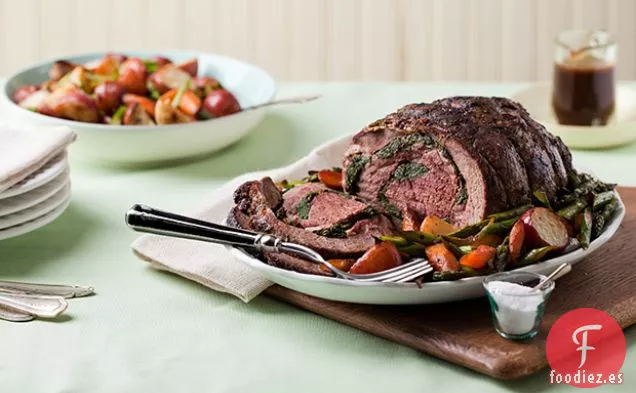 Pierna de Cordero Rellena de Rúcula con Verduras de Primavera Asadas