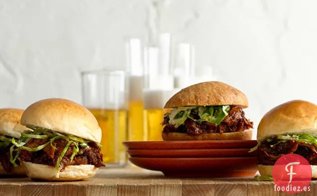 Deslizadores de Muslo de Pavo a la Barbacoa Chipotle con Repollo de Bruselas