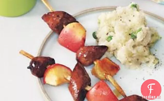 Salchichas Y Kebabs De Manzana Con Patatas Y Guisantes Rotos