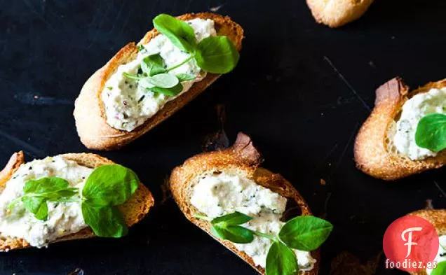 Crostini Aumentado Con Brotes De Ricota Y Guisantes