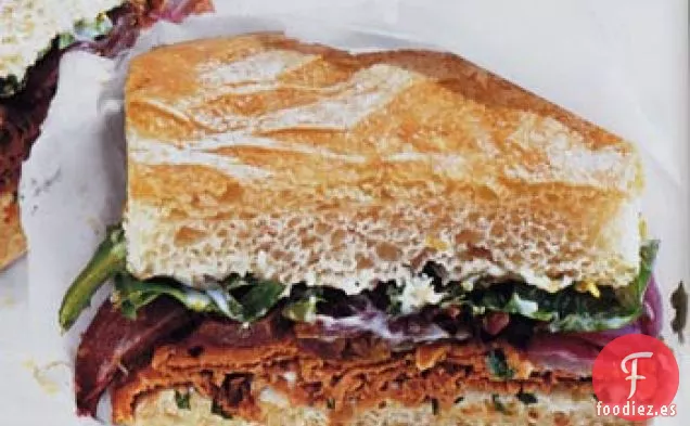 Sándwiches de Carne Asada con Mayonesa de Limón y Albahaca y Cebollas Rojas Asadas
