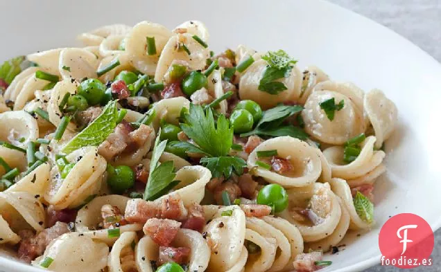 Orecchiette con Panceta, Guisantes y Hierbas Frescas