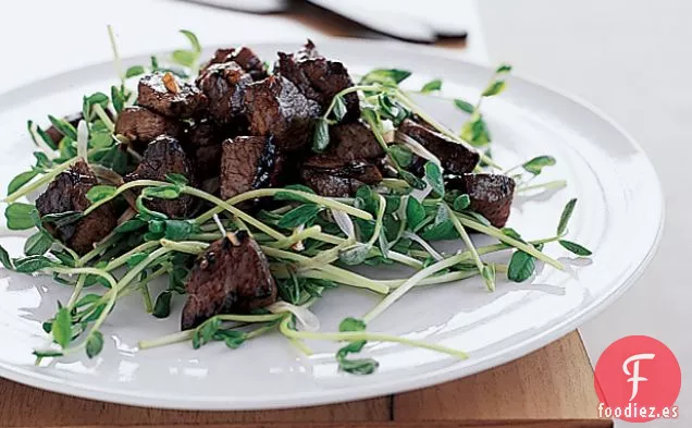 Sacudir la Carne de Res con Ensalada de Guisantes