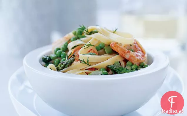Fettuccine con Camarones, Espárragos y Guisantes