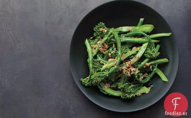 Broccolini con Vinagreta de Sésamo Picante
