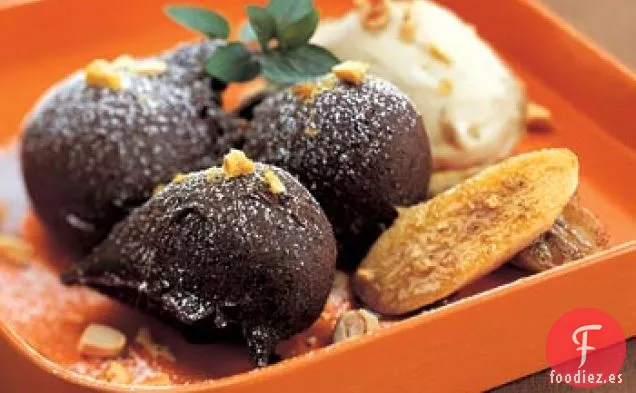 Buñuelos de Mantequilla de Maní con Plátanos Caramelizados y Helado de Caramelo Amargo
