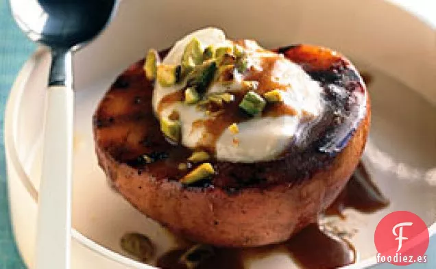 Duraznos de Azúcar Morena a la Parrilla con Chocolate Blanco