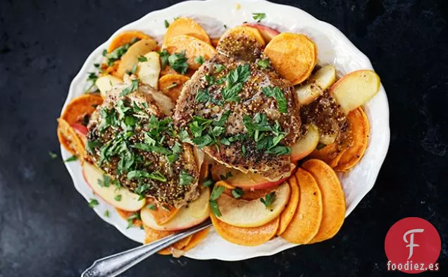Chuletas de Cerdo Salteadas con Batata, Manzanas y Salsa de Mostaza