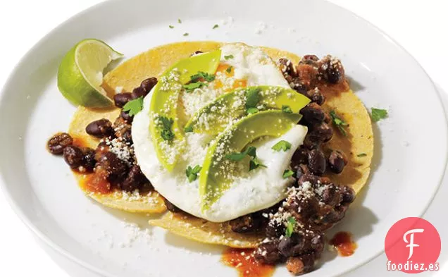 Tortillas Con Huevos y Chile Picante de Frijoles
