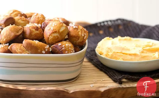 Bocados de Pretzel con Salsa Rápida de Queso Cheddar