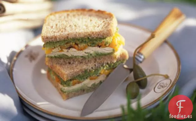 Sándwiches de Pollo y Pimiento Asado con Condimento de Almendras y Cilantro