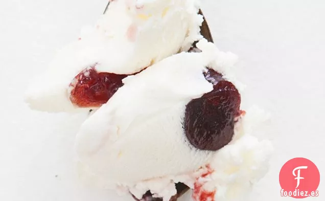 Helado de Queso de Cabra con Cerezas Rojas Asadas