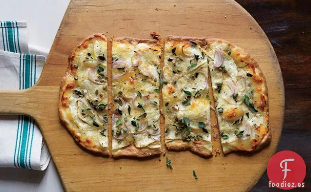 Pizza Bianca con Scamorza y Raíz de Apio Afeitada