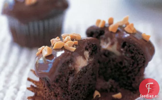 Cupcakes Rellenos de Mousse de Mantequilla de Maní y Chocolate